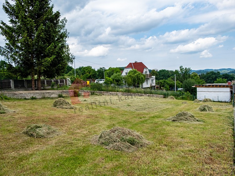 Prodej stavebního pozemku 976 m² - foto 1