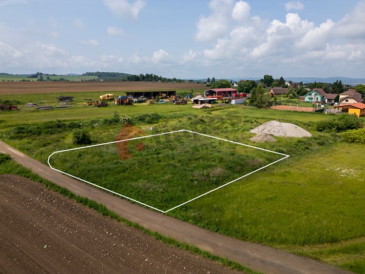 Prodej stavebního pozemku 990 m² - foto 1
