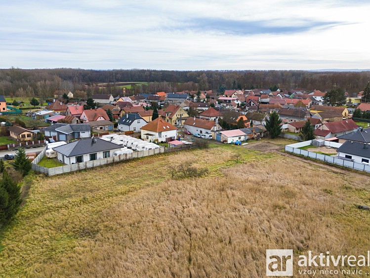 Prodej stavebního pozemku 909 m² - foto 1