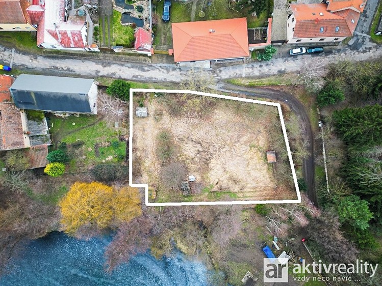Prodej stavebního pozemku 1 755 m² - foto 1