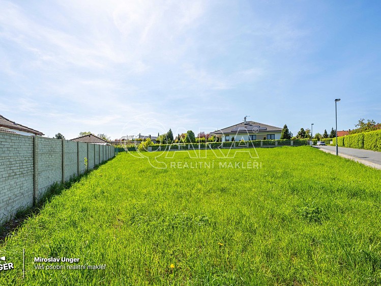 Prodej stavebního pozemku 1 040 m² - foto 3
