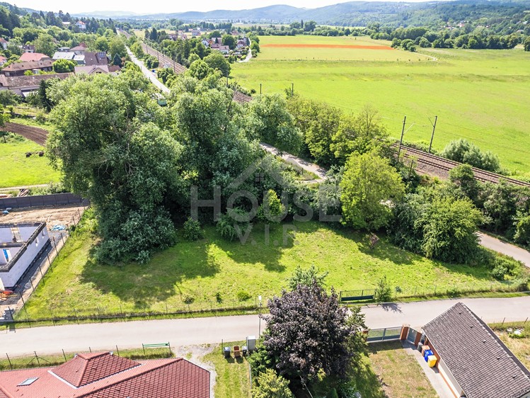 Prodej stavebního pozemku 792 m² - foto 1