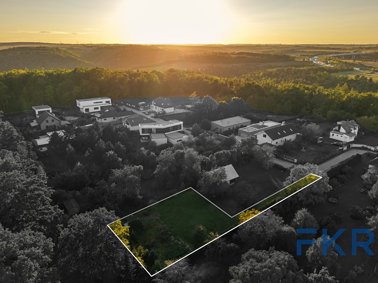 Prodej stavebního pozemku 886 m² - foto 1