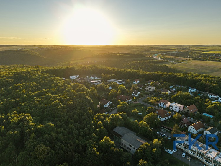 Prodej stavebního pozemku 886 m² - foto 2