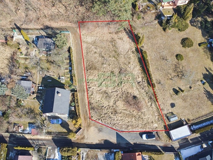 Prodej stavebního pozemku 915 m² - foto 1