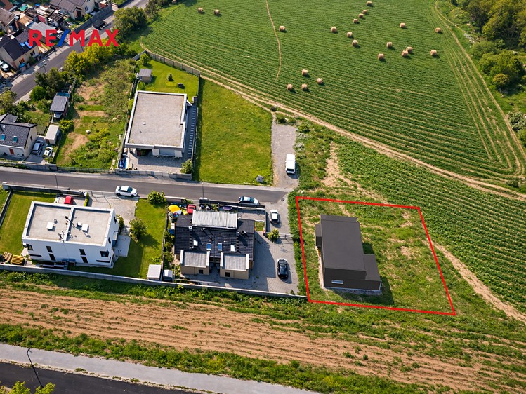 Prodej stavebního pozemku 697 m² - foto 1