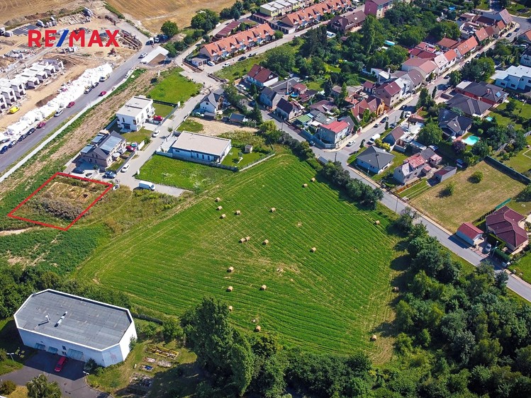 Prodej stavebního pozemku 697 m² - foto 2