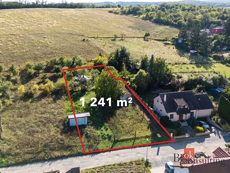Prodej stavebního pozemku 1 241 m² - foto 1