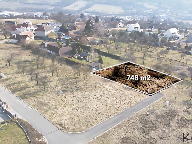 Prodej stavebního pozemku 748 m² - foto 1