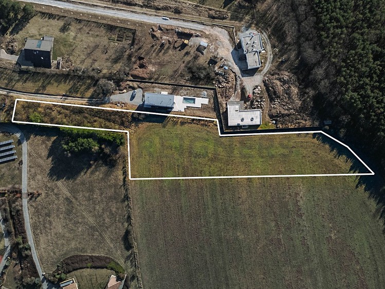 Prodej podílu 1/4 stavebního pozemku 6 811 m² - foto 1