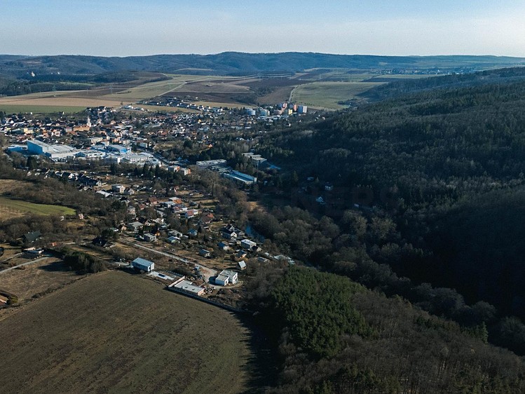 Prodej podílu 1/4 stavebního pozemku 6 811 m² - foto 5