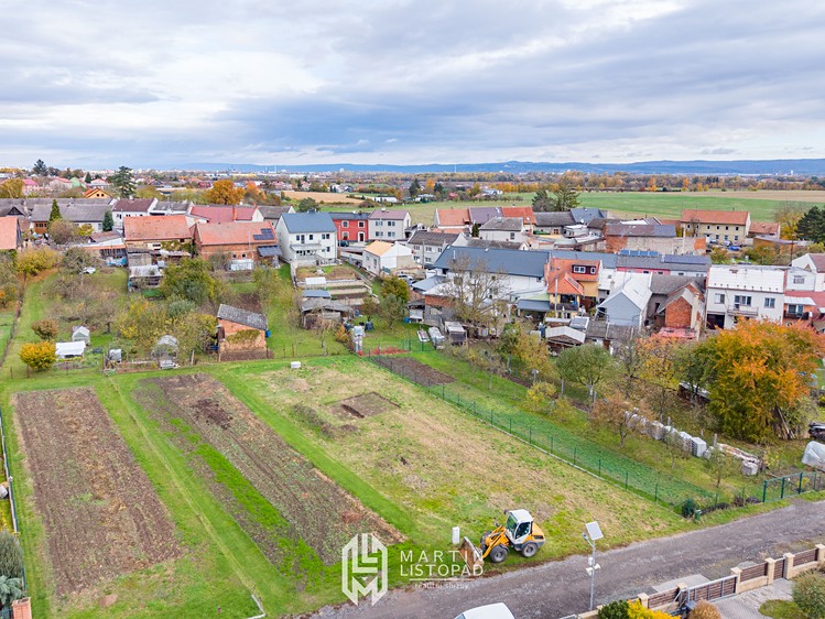 Prodej stavebního pozemku 745 m² - foto 2