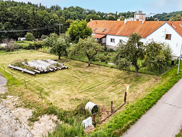 Prodej stavebního pozemku 2 049 m² - foto 1