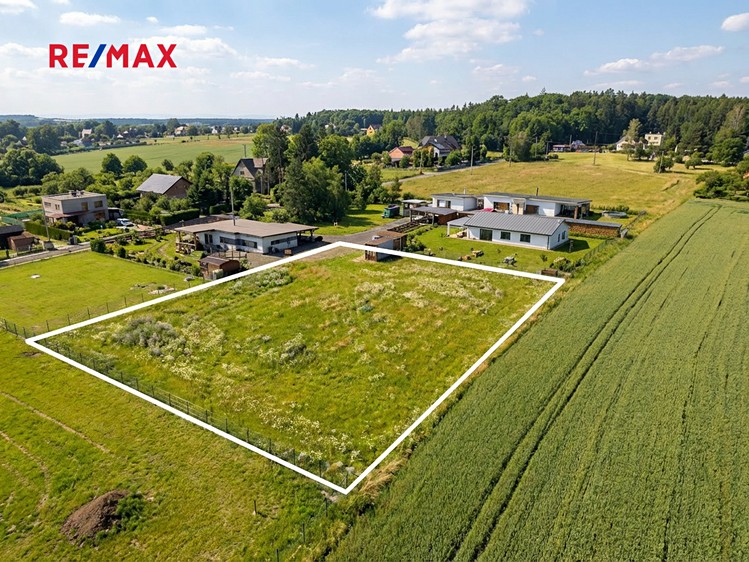 Prodej stavebního pozemku 2 565 m² - foto 1