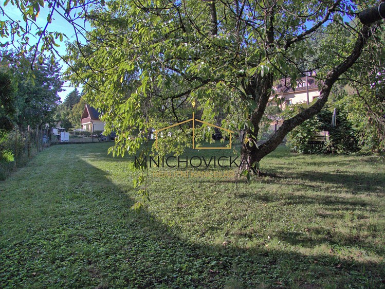 Prodej stavebního pozemku 1 040 m² - foto 1