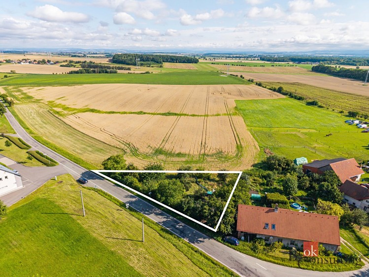 Prodej stavebního pozemku 1 048 m² - foto 1
