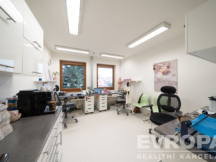 Prodej komerční nemovitosti 330 m² - foto 8