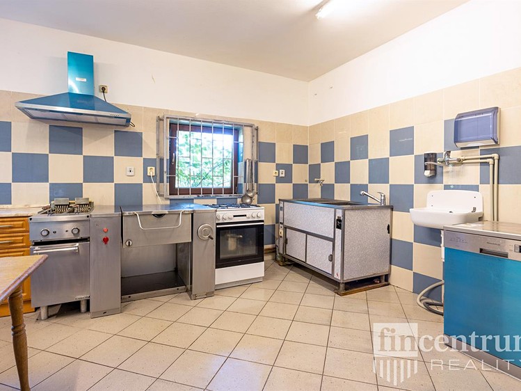Prodej komerční nemovitosti 1 698 m² - foto 6
