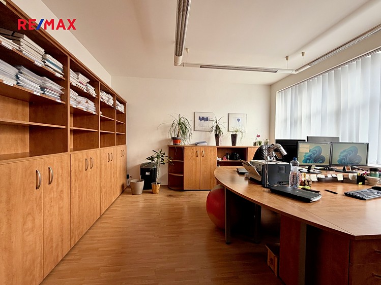 Pronájem kanceláře 120 m² - foto 2