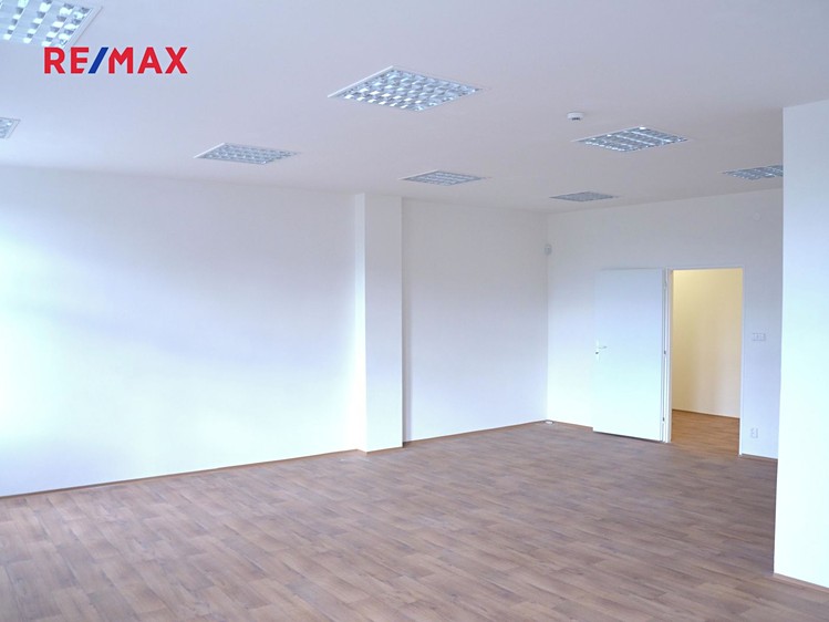 Pronájem kanceláře 50 m² - foto 4