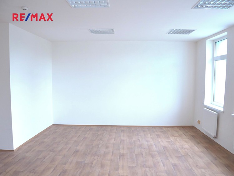 Pronájem kanceláře 50 m² - foto 6