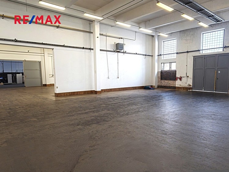 Pronájem obchodního prostoru 2 000 m² - foto 1