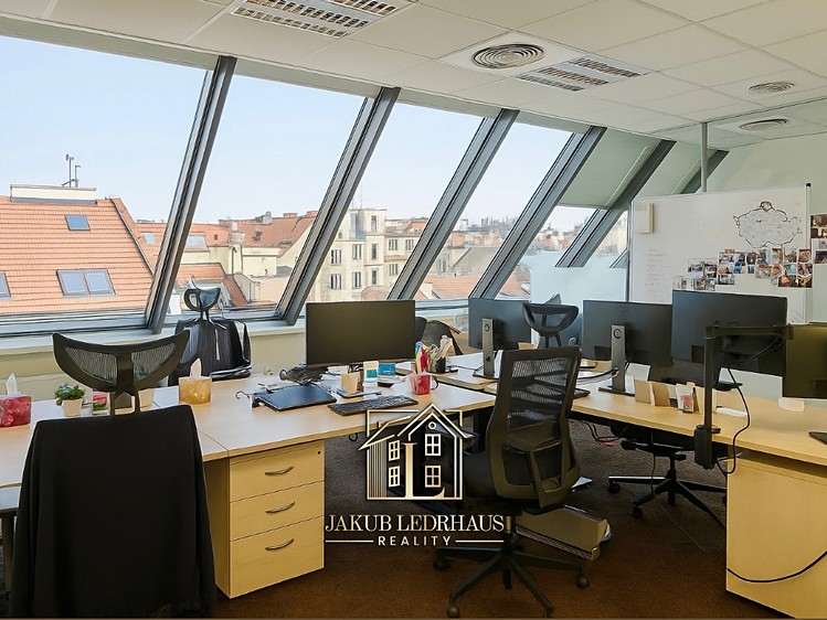 Pronájem kanceláře 977 m² - foto 1