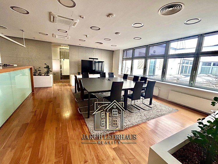 Pronájem kanceláře 977 m² - foto 2