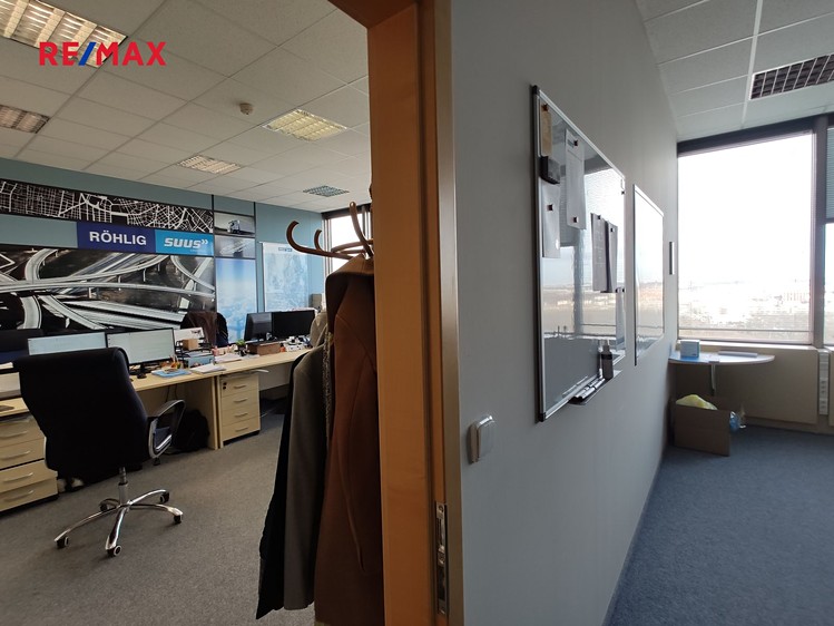 Pronájem kanceláře 63 m² - foto 4