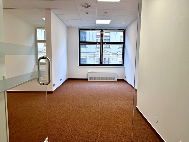 Pronájem kanceláře 63 m² - foto 1