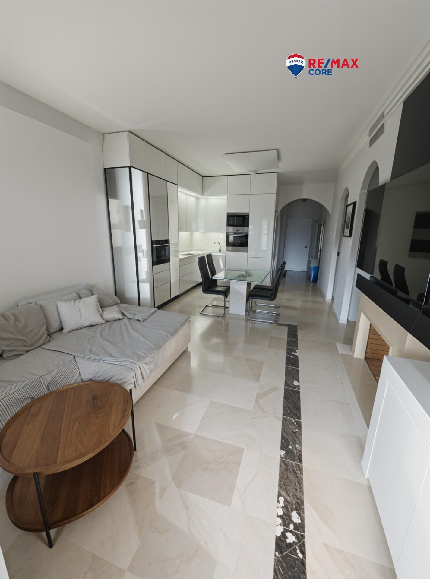 Descubre este magnífico piso ubicado en una de las zonas más codiciadas y sofisticadas de Marbella, el prestigioso compl - foto 6
