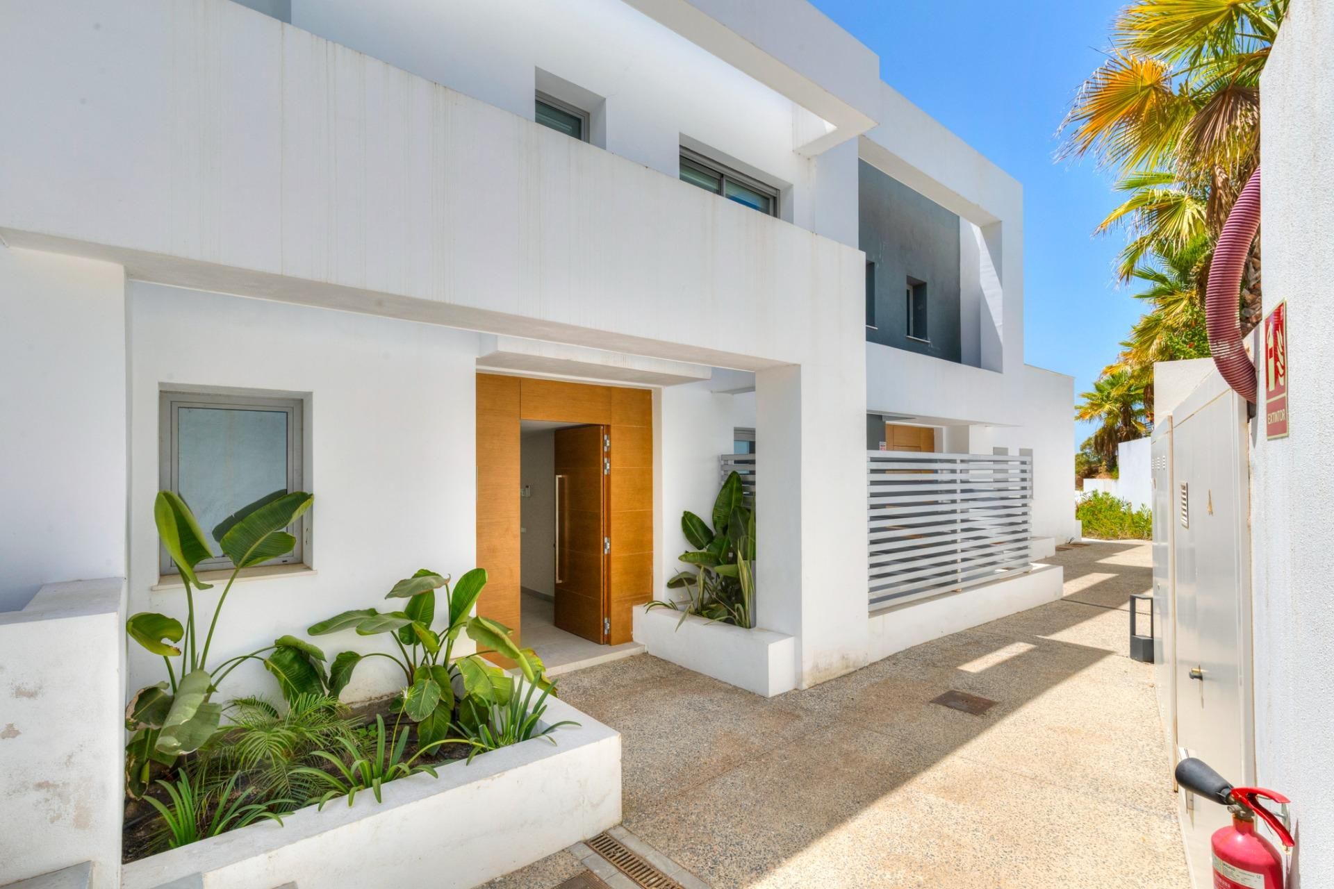 Descubre un chalet pareado exclusivo en San Pedro de Alcántara, una propiedad de 245 m² construidos sobre una parcela de - foto 3