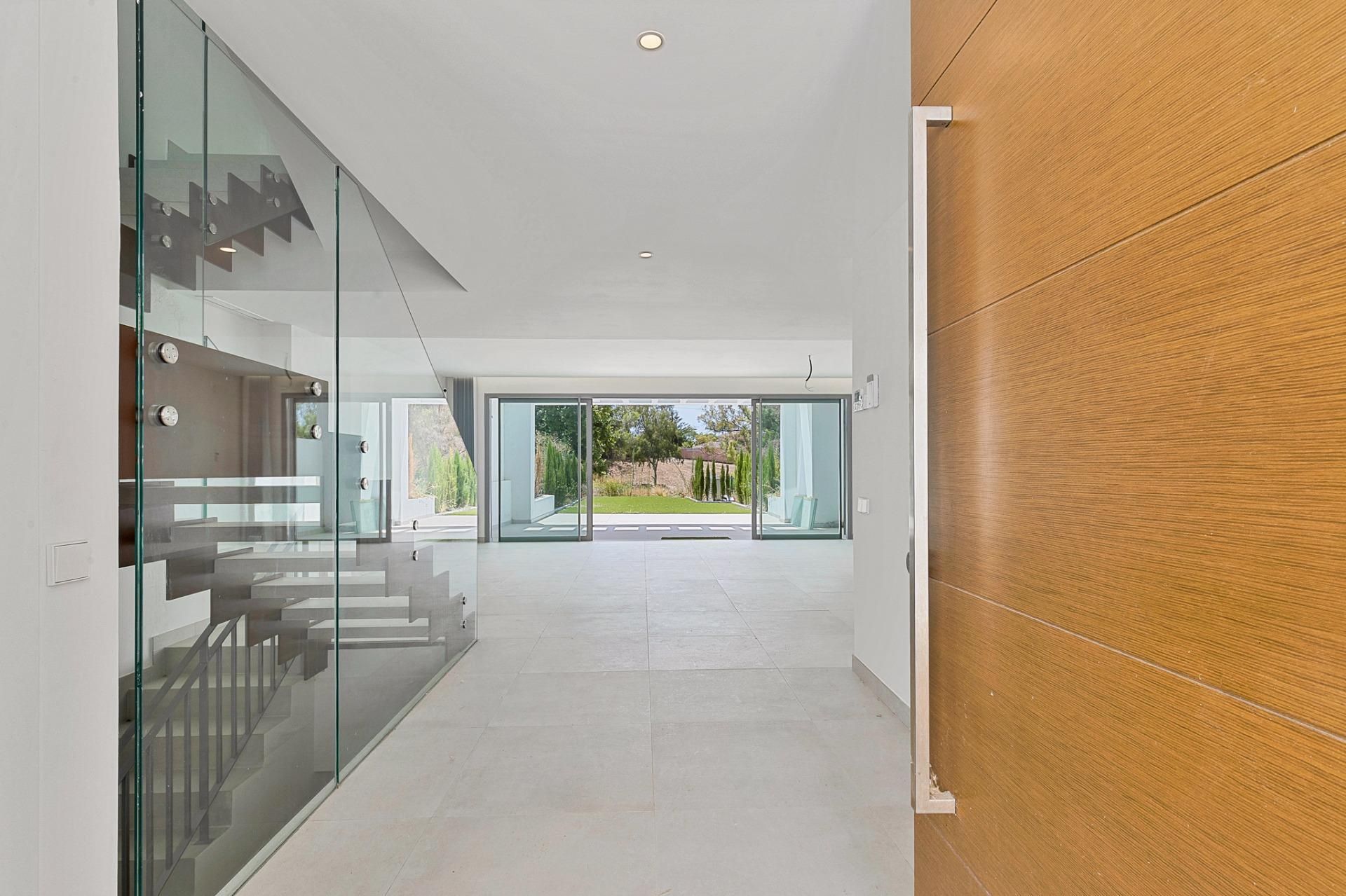 Descubre un chalet pareado exclusivo en San Pedro de Alcántara, una propiedad de 245 m² construidos sobre una parcela de - foto 4