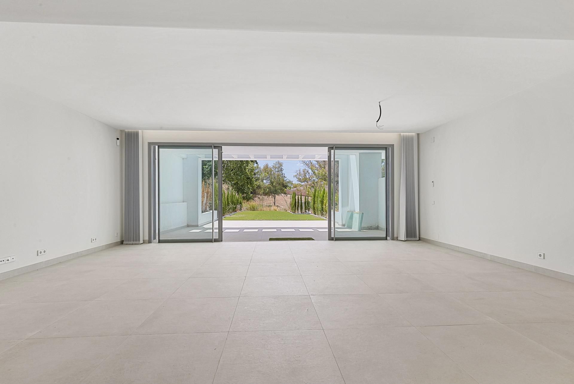 Descubre un chalet pareado exclusivo en San Pedro de Alcántara, una propiedad de 245 m² construidos sobre una parcela de - foto 5