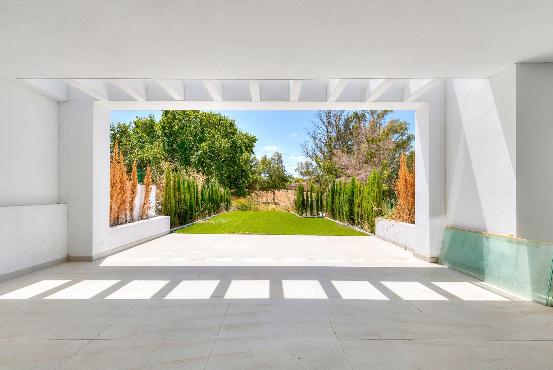 Descubre un chalet pareado exclusivo en San Pedro de Alcántara, una propiedad de 245 m² construidos sobre una parcela de - foto 6