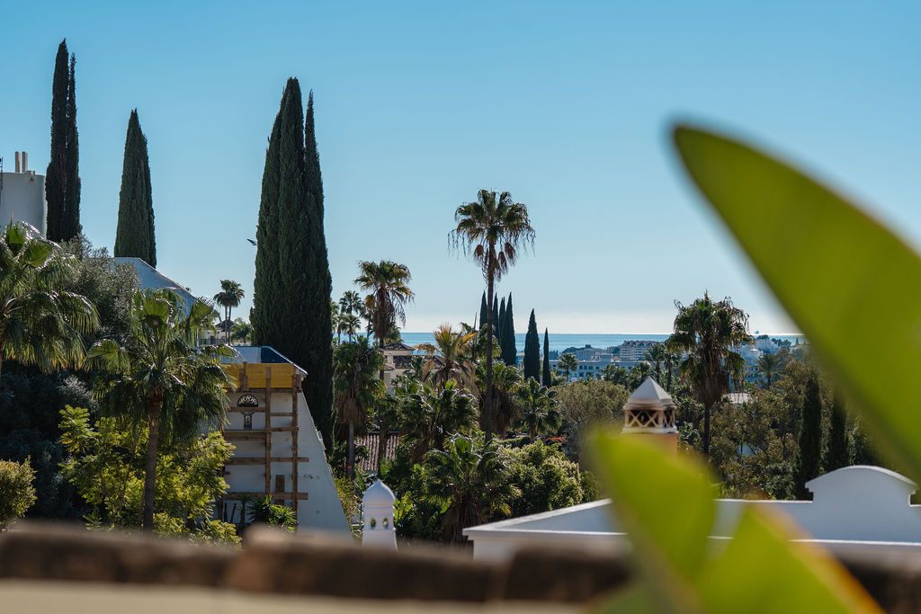 Esta hermosa casa adosada de 4 dormitorios está situada en una comunidad privada, tranquila y segura cerrada en el coraz - foto 3