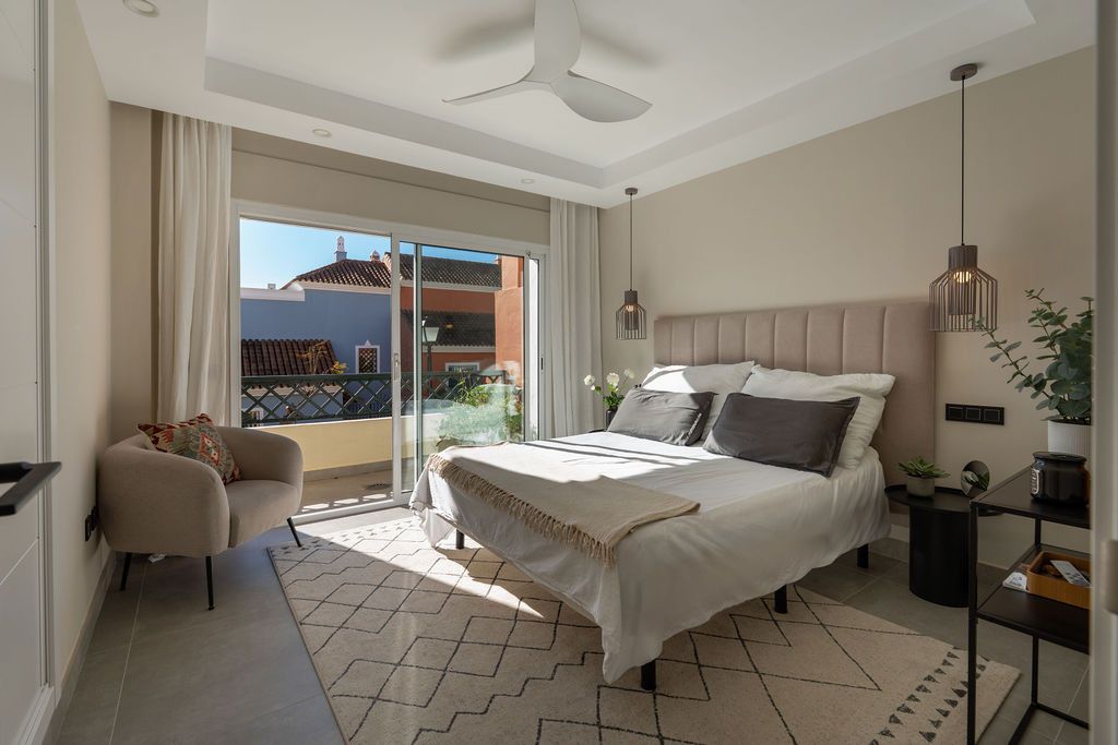 Esta hermosa casa adosada de 4 dormitorios está situada en una comunidad privada, tranquila y segura cerrada en el coraz - foto 6