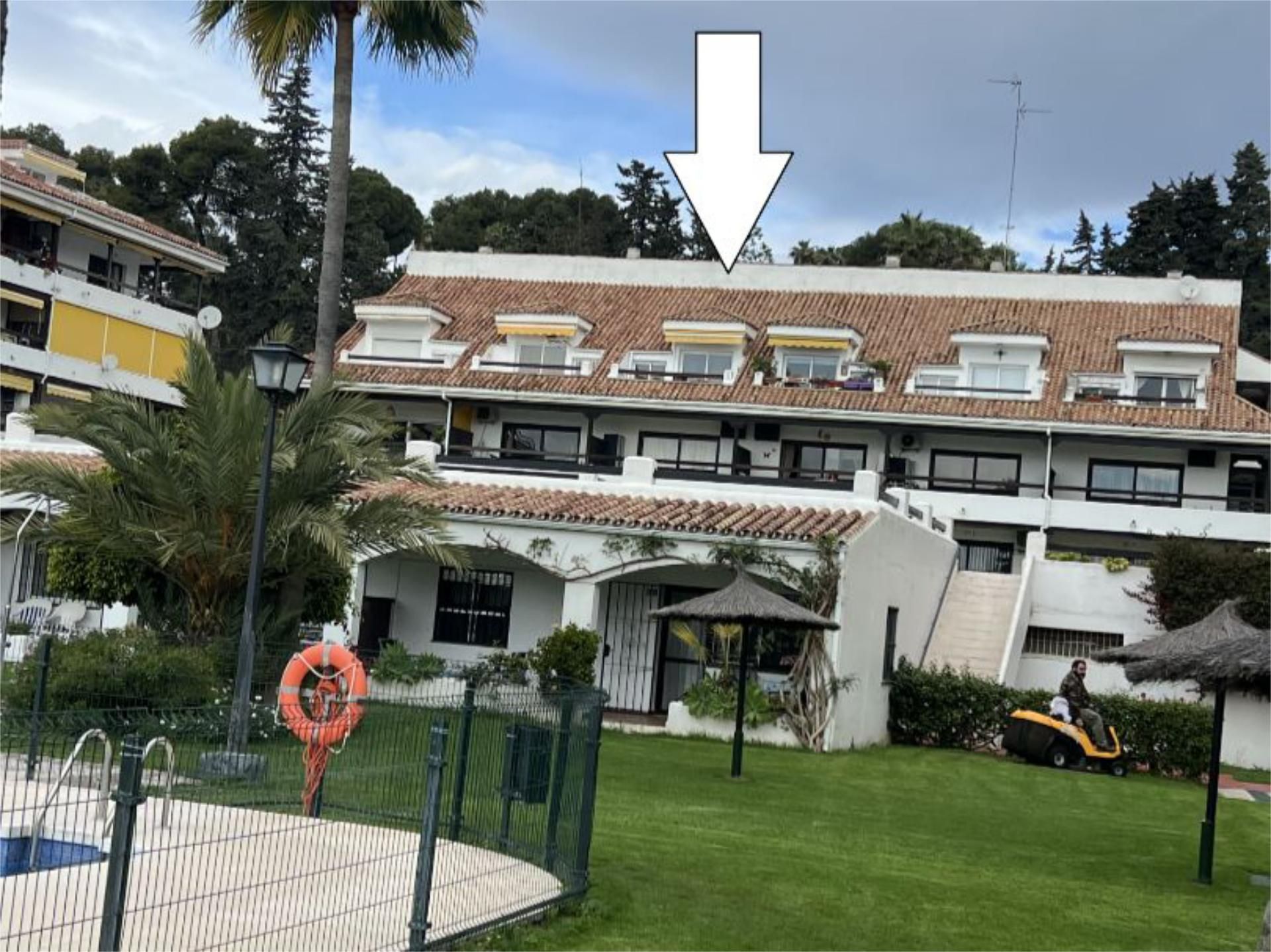 Ático dúplex abuhardillado con vistas frontales al mar en la Milla de Oro – Urbanización La Carolina, Marbella

ABSTENER - foto 3