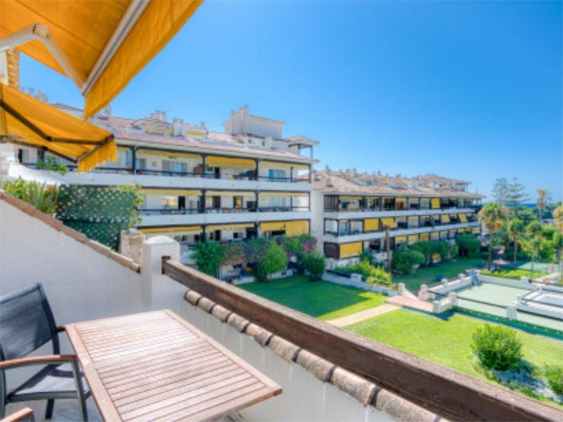Ático dúplex abuhardillado con vistas frontales al mar en la Milla de Oro – Urbanización La Carolina, Marbella

ABSTENER - foto 4