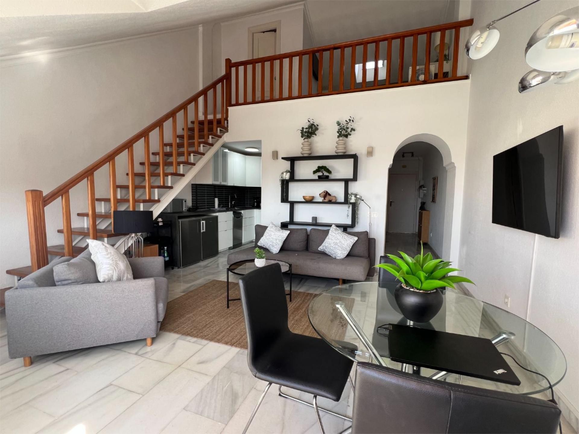 Ático dúplex abuhardillado con vistas frontales al mar en la Milla de Oro – Urbanización La Carolina, Marbella

ABSTENER - foto 5