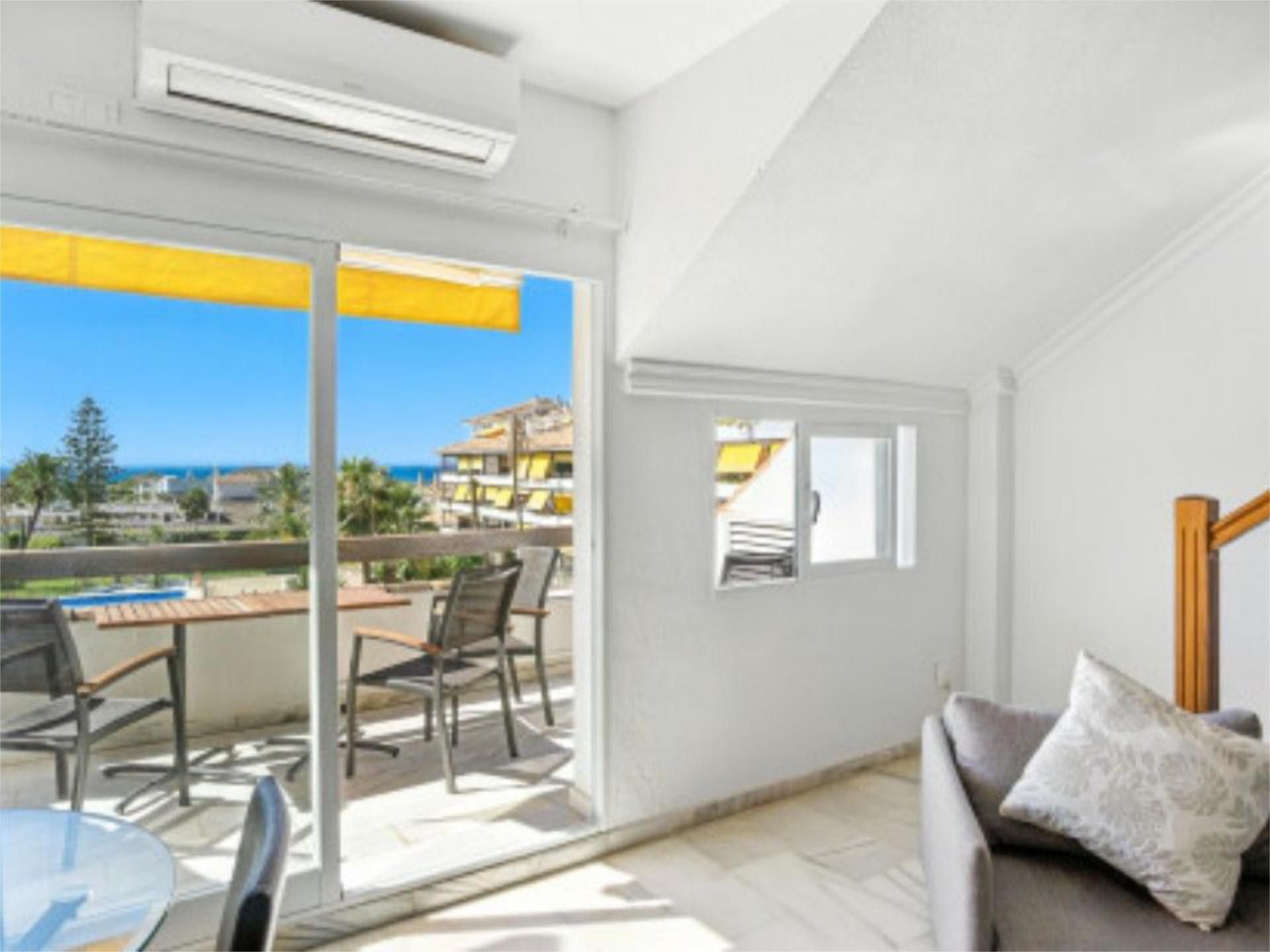 Ático dúplex abuhardillado con vistas frontales al mar en la Milla de Oro – Urbanización La Carolina, Marbella

ABSTENER - foto 6