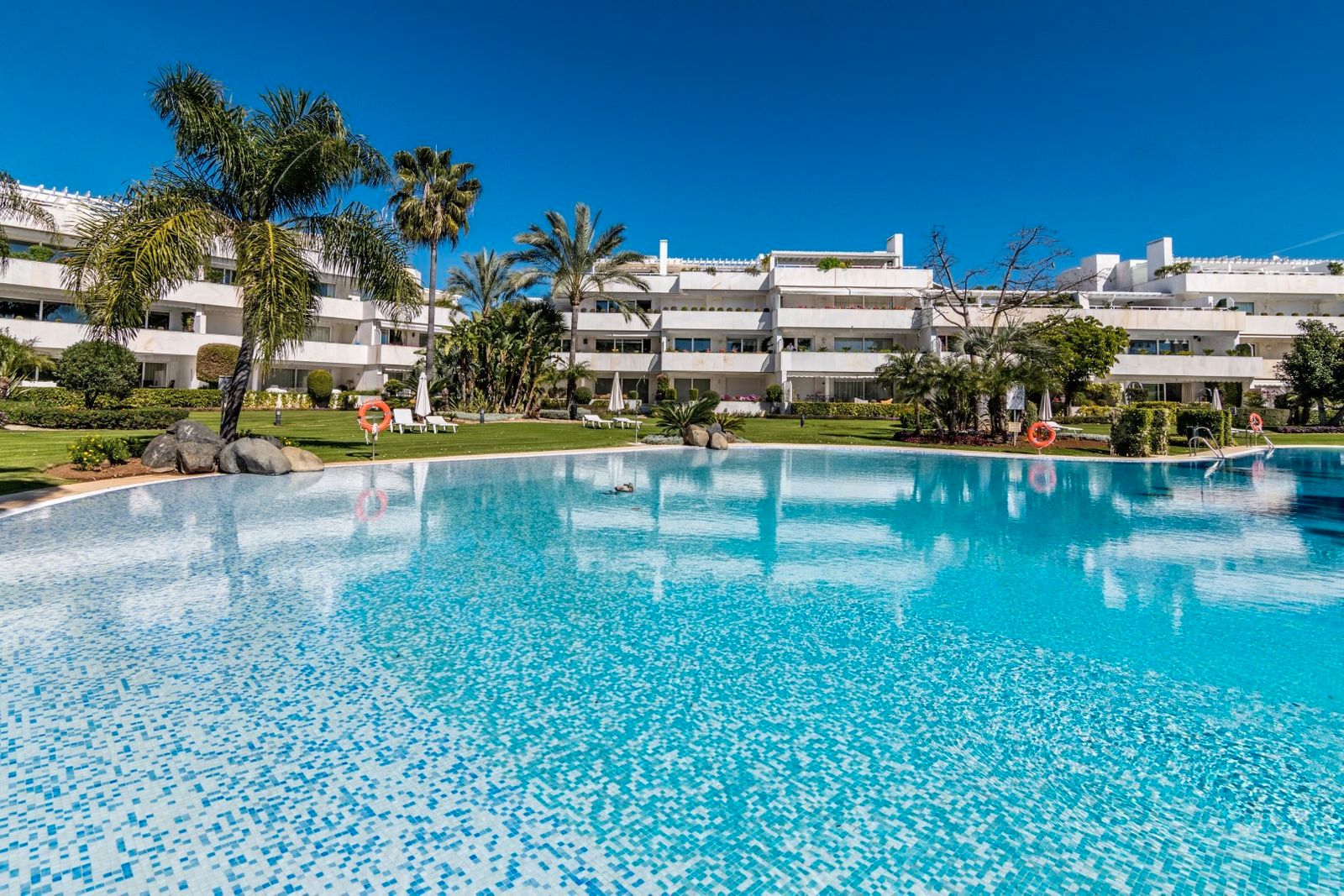 Descubra una oportunidad inigualable para adquirir este espacioso apartamento con jardín, ubicado en la zona de golf más - foto 1