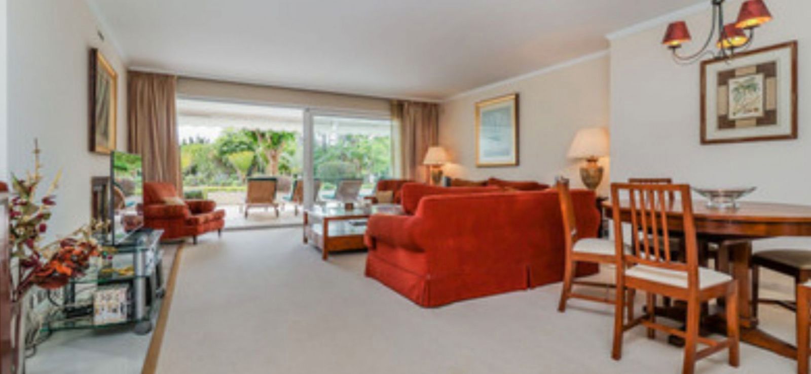 Descubra una oportunidad inigualable para adquirir este espacioso apartamento con jardín, ubicado en la zona de golf más - foto 4