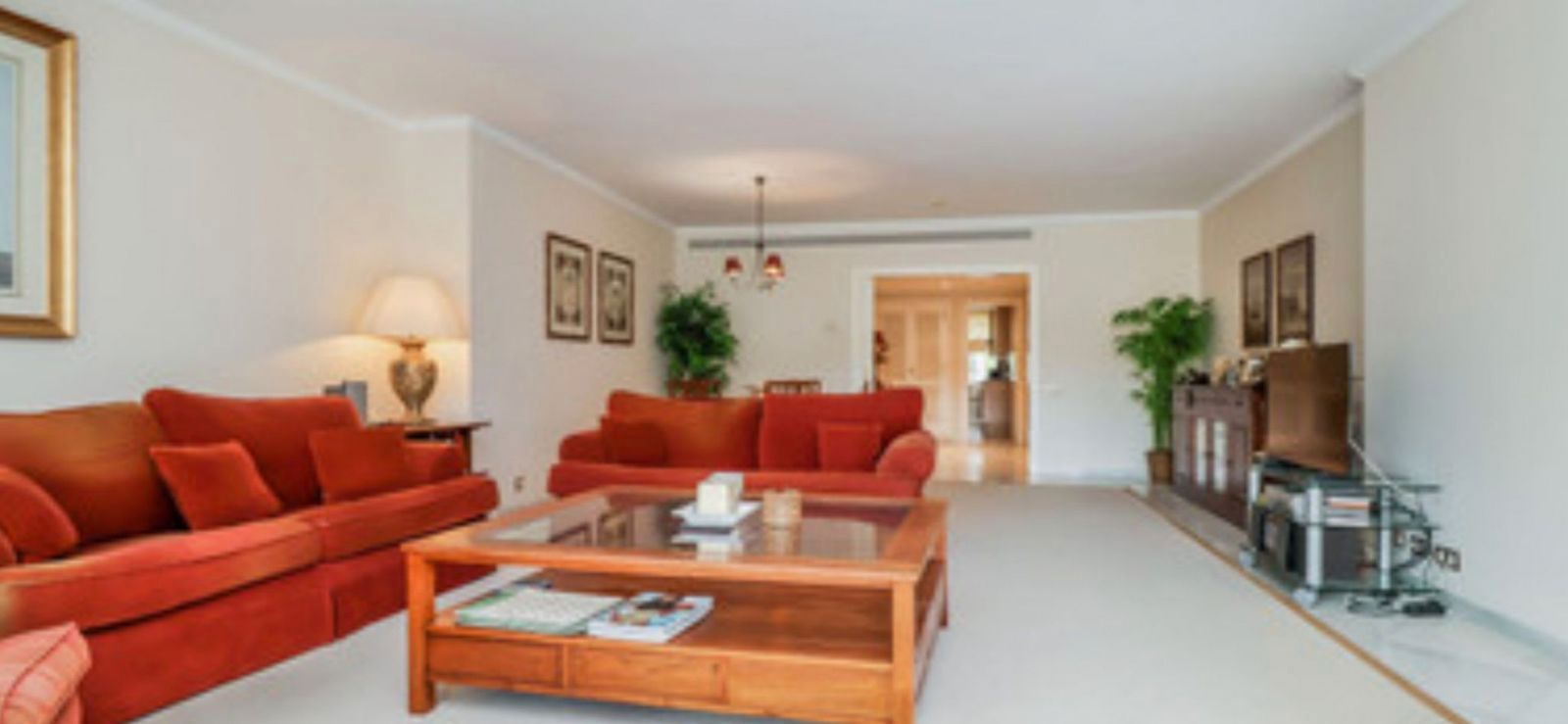 Descubra una oportunidad inigualable para adquirir este espacioso apartamento con jardín, ubicado en la zona de golf más - foto 5