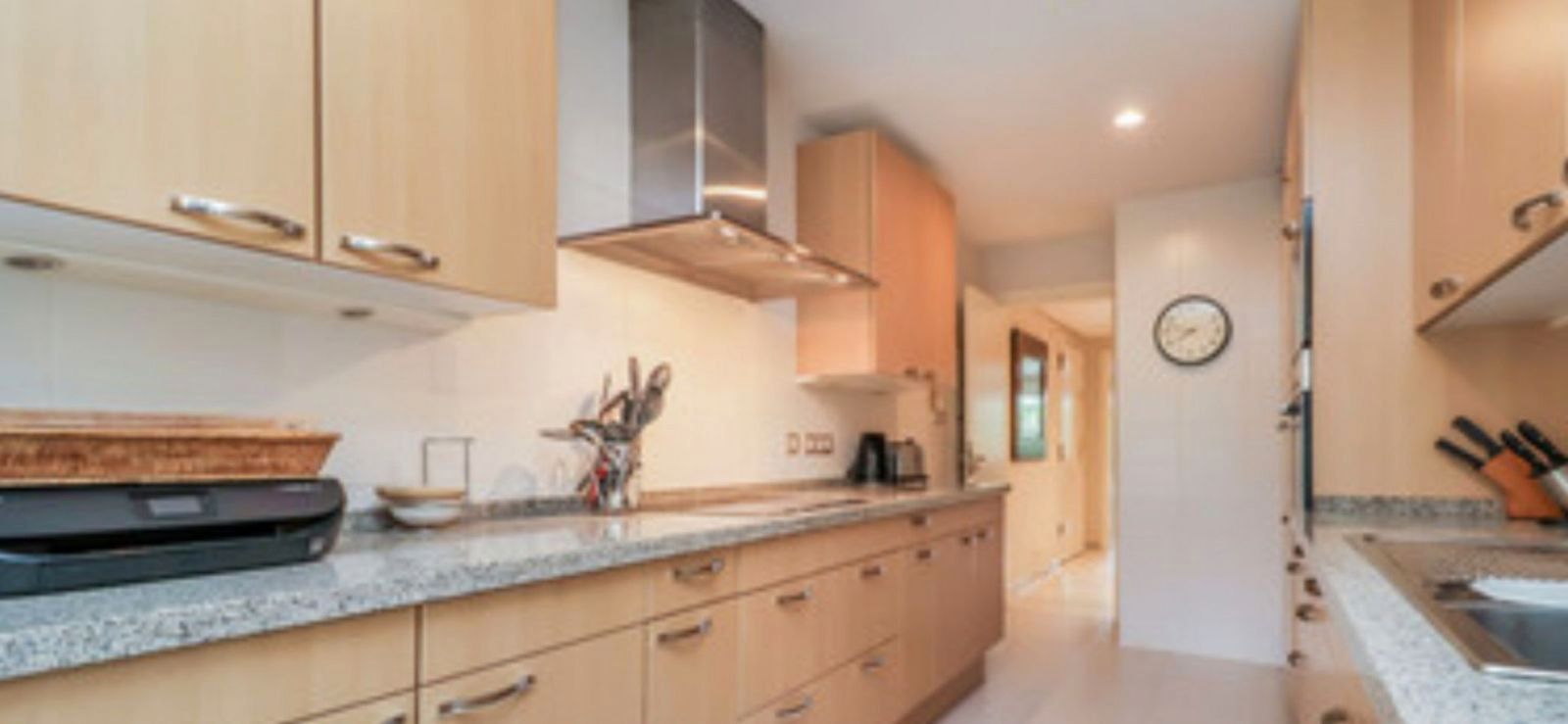 Descubra una oportunidad inigualable para adquirir este espacioso apartamento con jardín, ubicado en la zona de golf más - foto 6