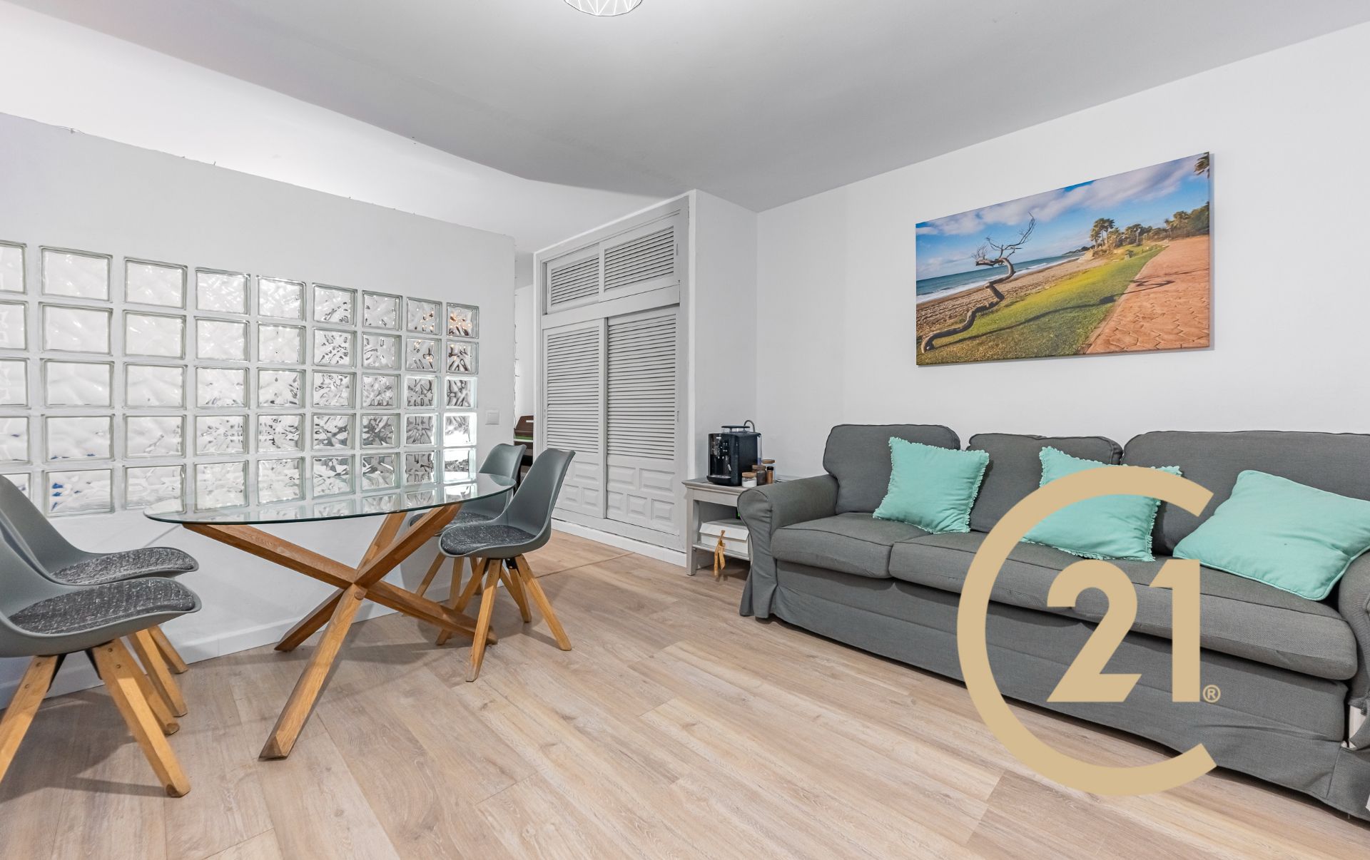 Oportunidad única en Hacienda Beach – Estepona, Málaga

¿Buscas tu primer hogar junto al mar o una inversión segura en l - foto 3