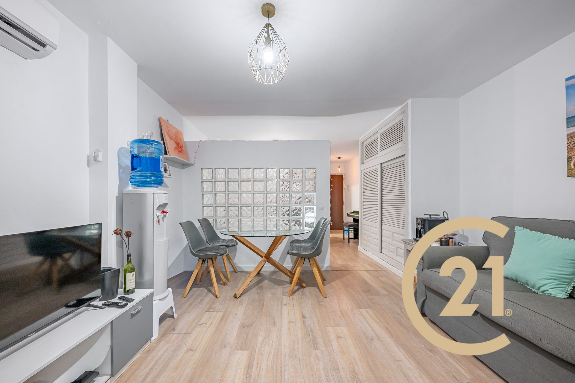 Oportunidad única en Hacienda Beach – Estepona, Málaga

¿Buscas tu primer hogar junto al mar o una inversión segura en l - foto 4