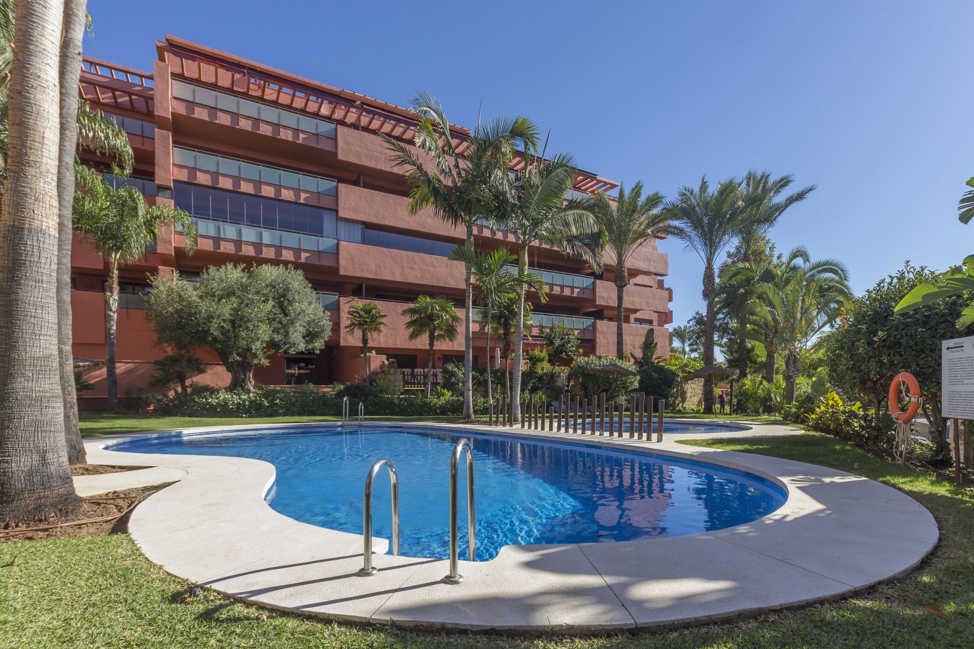 Este excelente apartamento de 3 dormitorios se encuentra en Las Salinas, Estepona, Málaga. Situado en una zona codiciada - foto 1