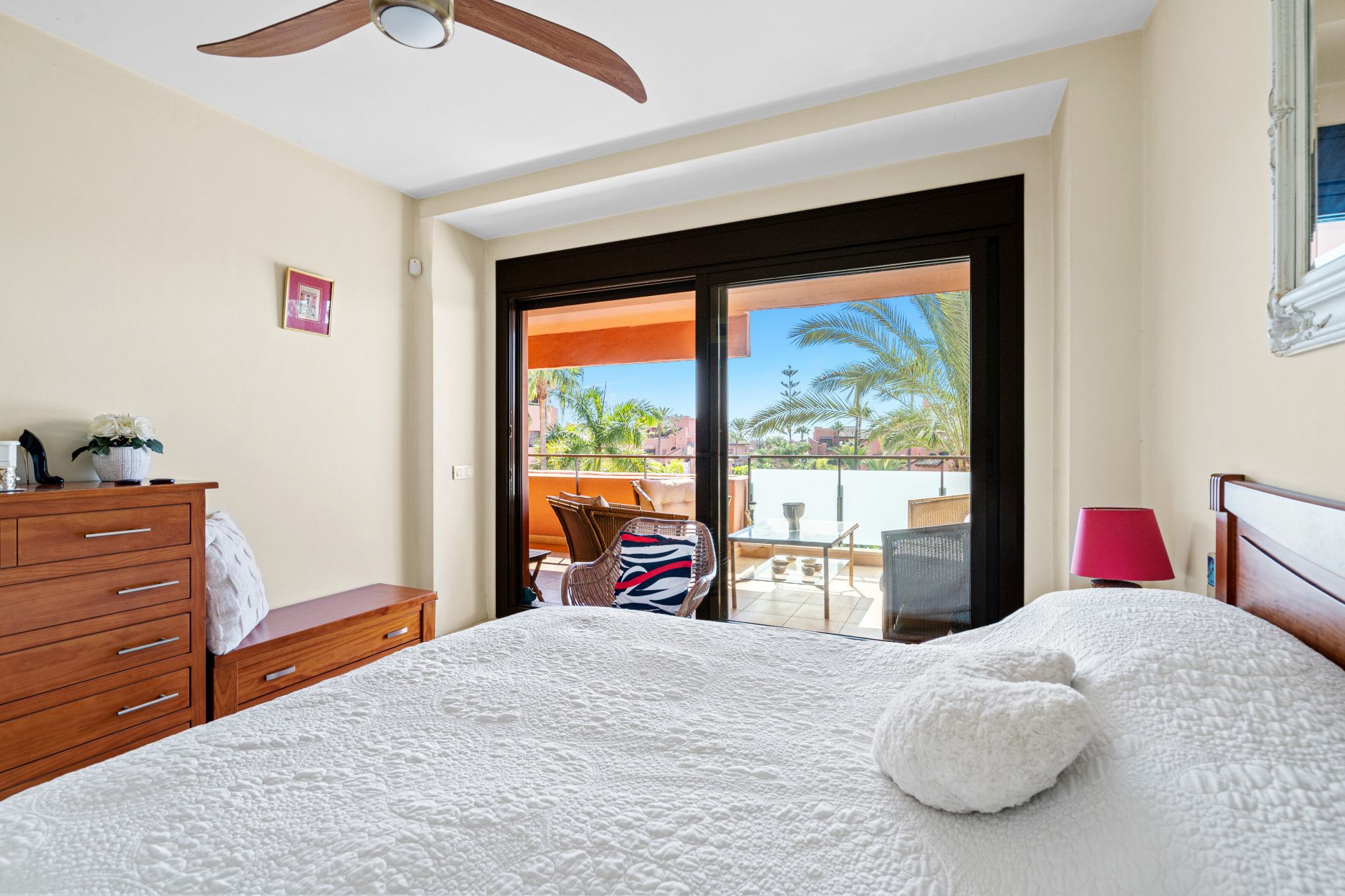 Este excelente apartamento de 3 dormitorios se encuentra en Las Salinas, Estepona, Málaga. Situado en una zona codiciada - foto 4