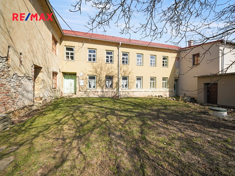 Prodej rodinného domu 406 m², pozemek 757 m² - foto 1